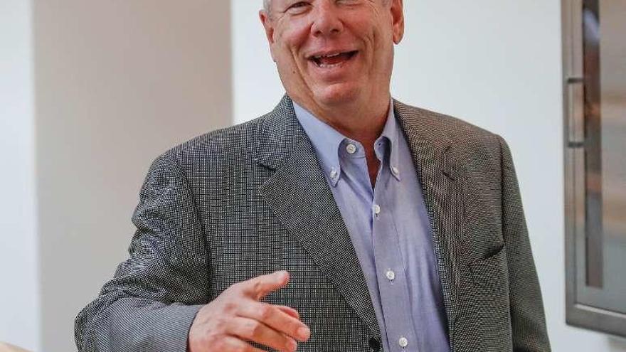 Thaler sonríe al llegar ayer a la Universidad de Chicago.