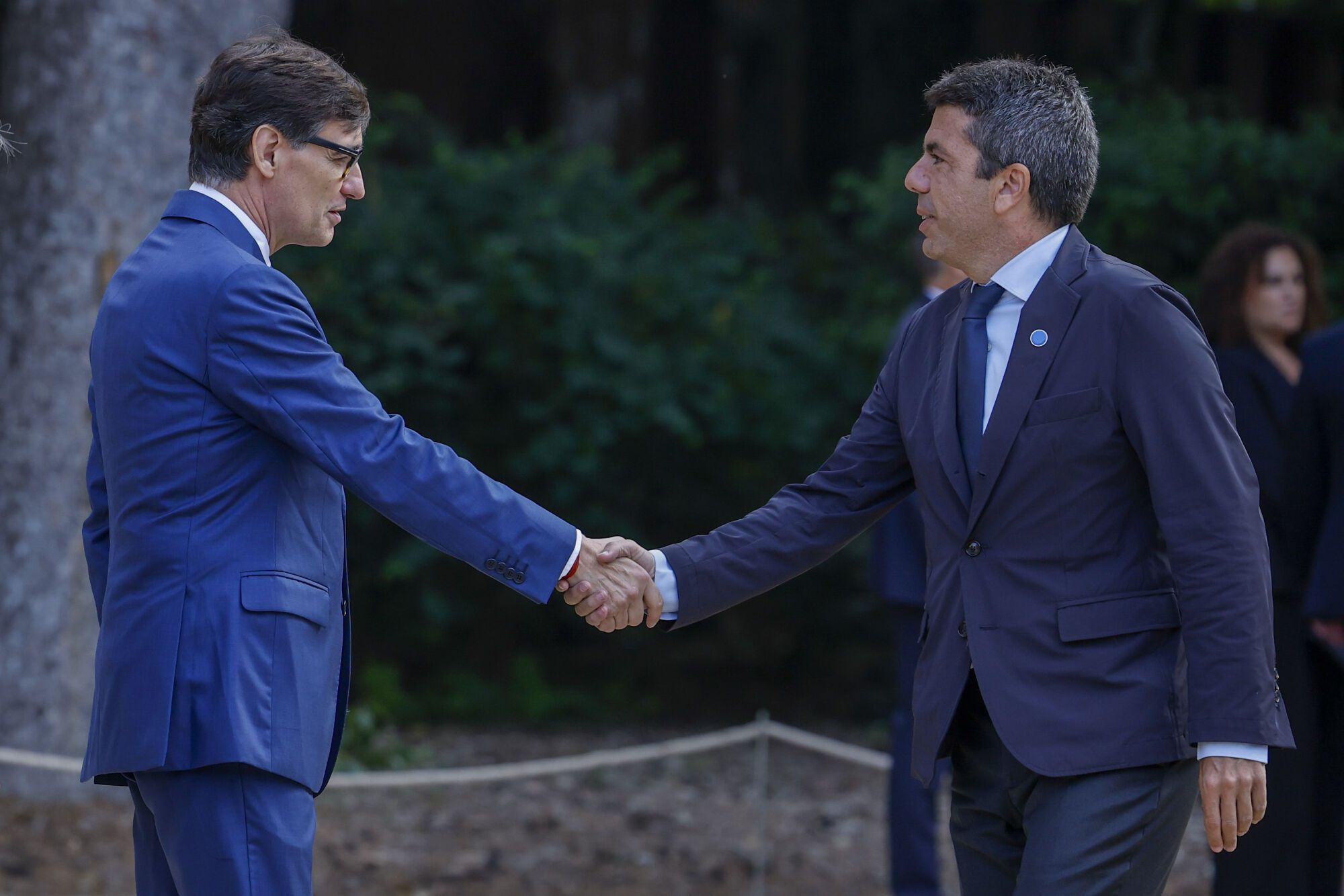 BARCELONA, 06/06/2025.- El presidente de la Generalitat de Catalunya, Salvador Illa (i), saluda al presidente de la Generalitat Valenciana, Carlos Mazón, a su llegada a la XXVIII Conferencia de Presidentes que se celebra este viernes en el Palau de Pedralbes, en Barcelona. EFE/ Alberto Estevez