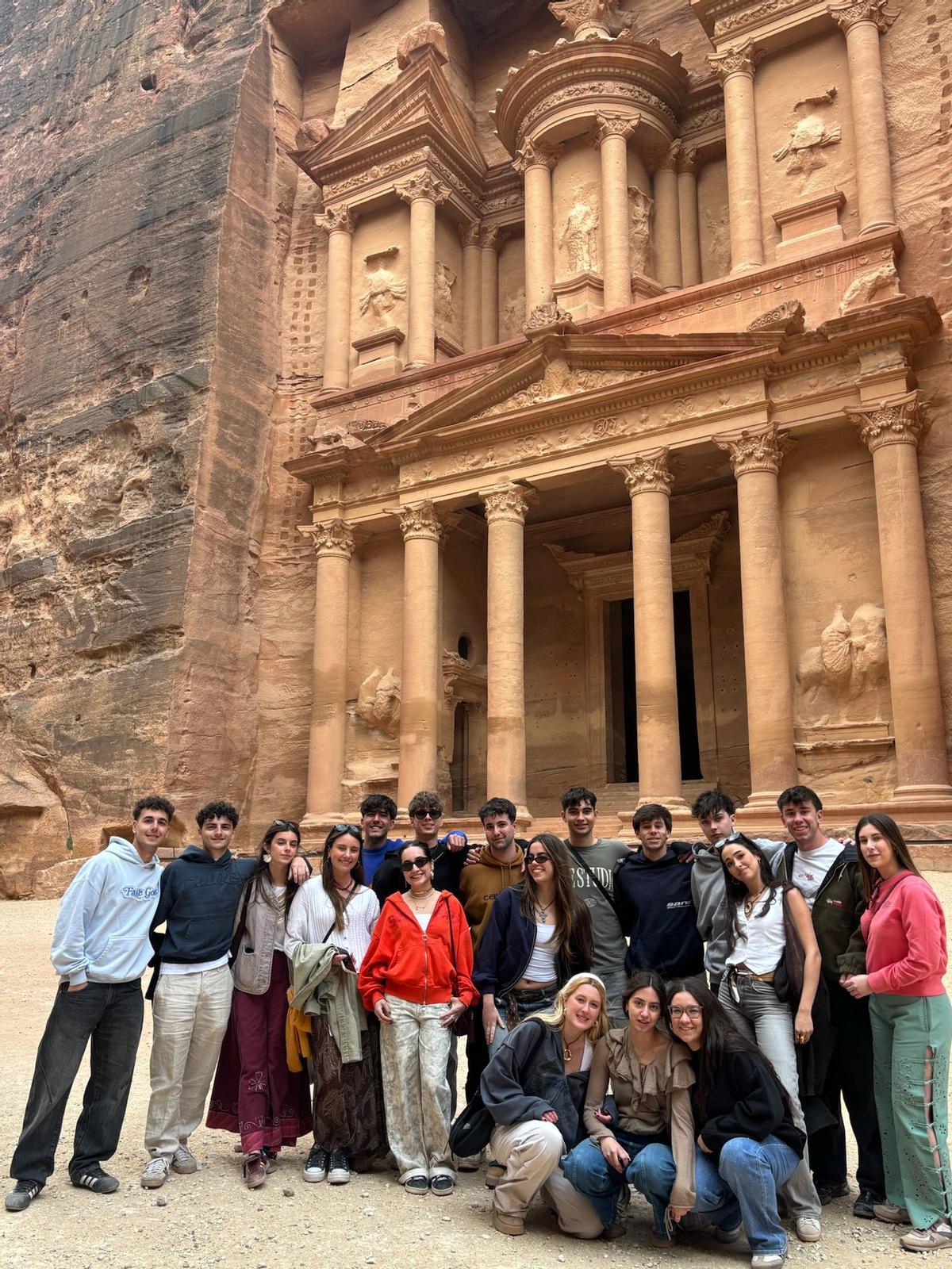 El grupo de estudiantes de Erasmus, en Petra.
