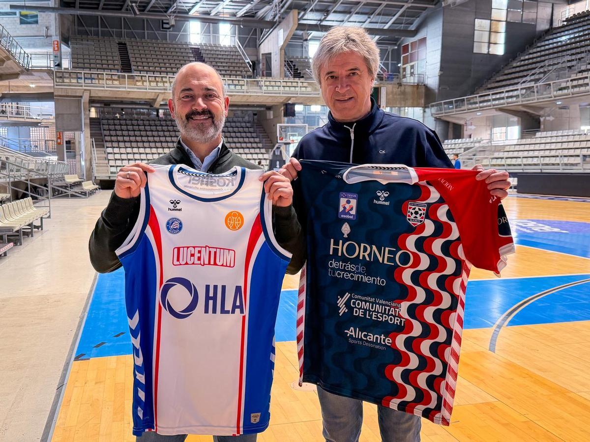 José Sánchez (i) y Daniel Adriasola (d) posan con la camiseta del club del otro durante la presentación del acuerdo.