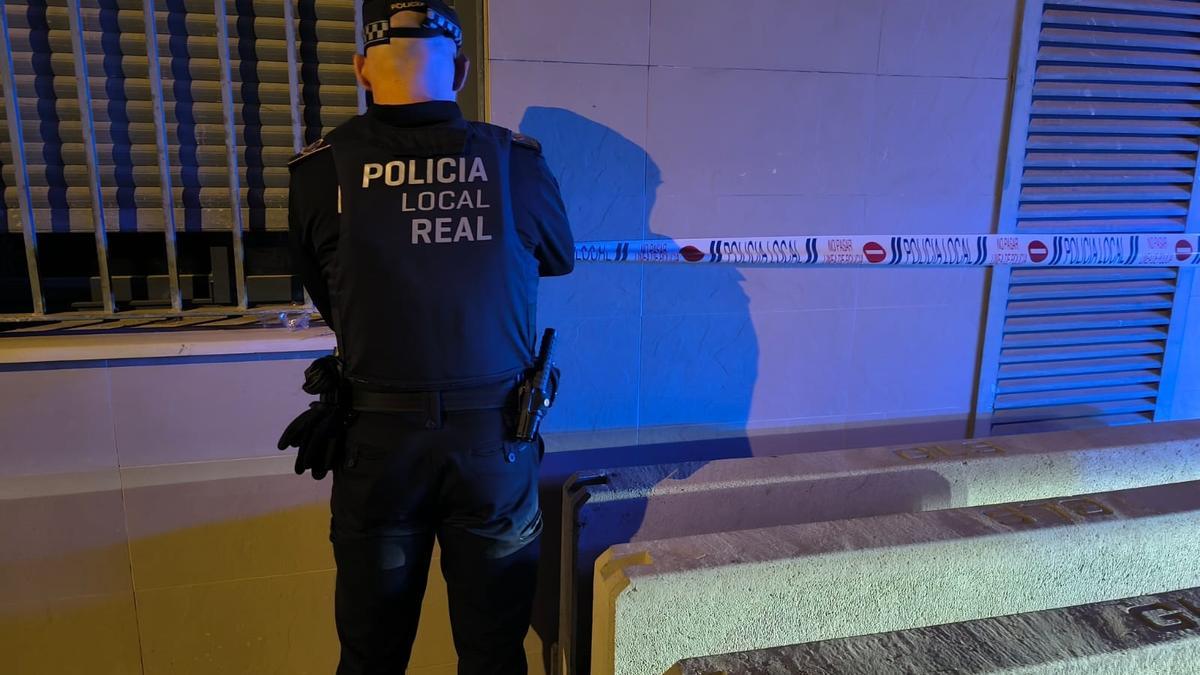 Un agente acordona el bloque de viviendas que ocuparon siete familias.