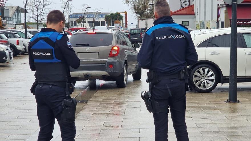 A la policía se le acumula el trabajo: calles peatonales, perros y ocio nocturno