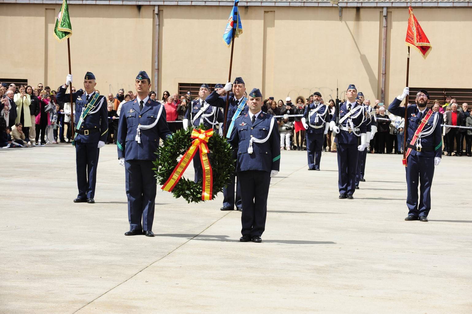 Izado de bandera en Burganes de Valverde