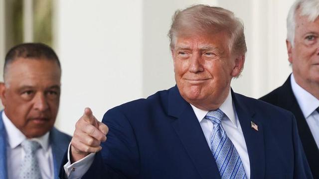 El president dels EUA, Donald Trump, rep dijous a la Casa Blanca els Dodgers de Los Angeles, campions de la Sèrie Mundial de beisbol. | SAMUEL CORUM / SIPA / BLOOMBERG