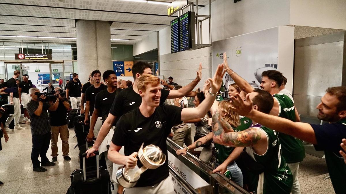 UNICAJA I Recibimiento en el aeropuerto al Unicaja después de ganar la