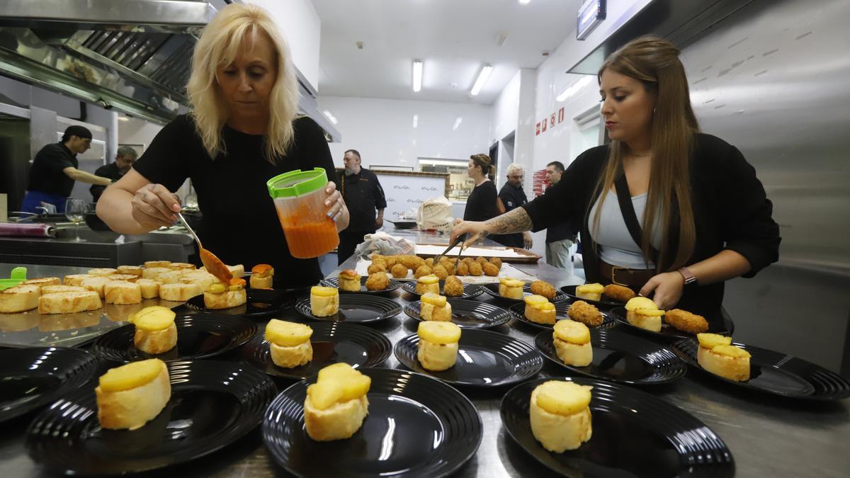 Elaboración de croquetas durante la final celebrada este lunes