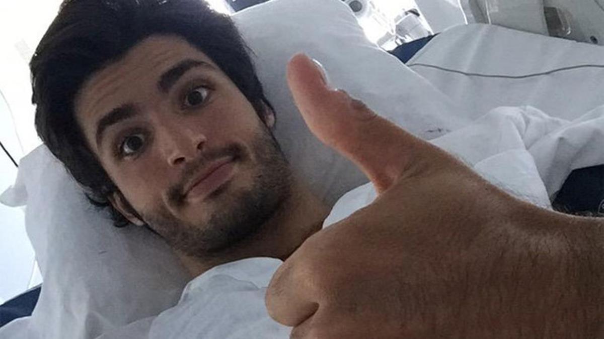 Carlos Sainz bromea desde el hospital
