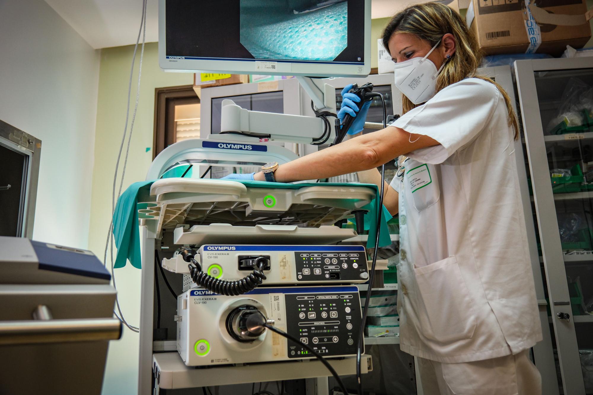 Una de las neumólogas trabajan con el equipo, en el hospital universitario de Badajoz.