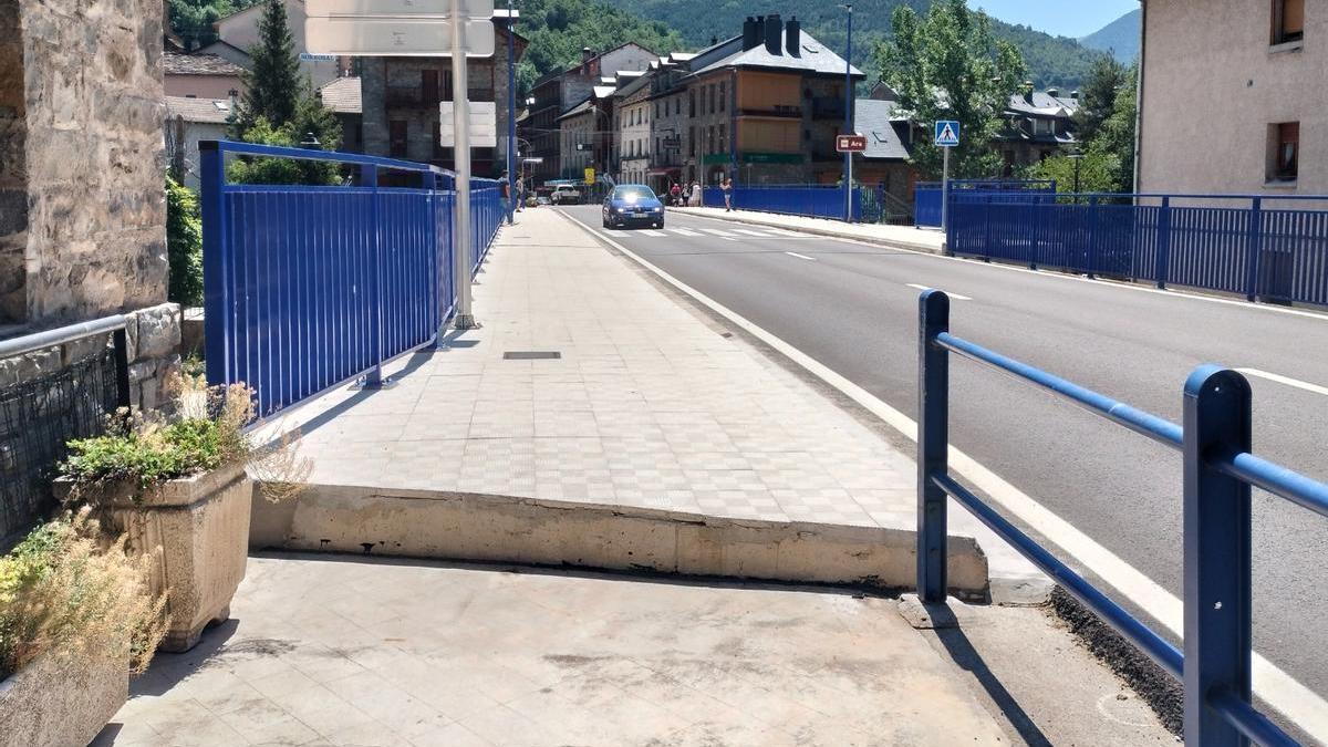 Escalón en uno de los extremos del puente de Broto.