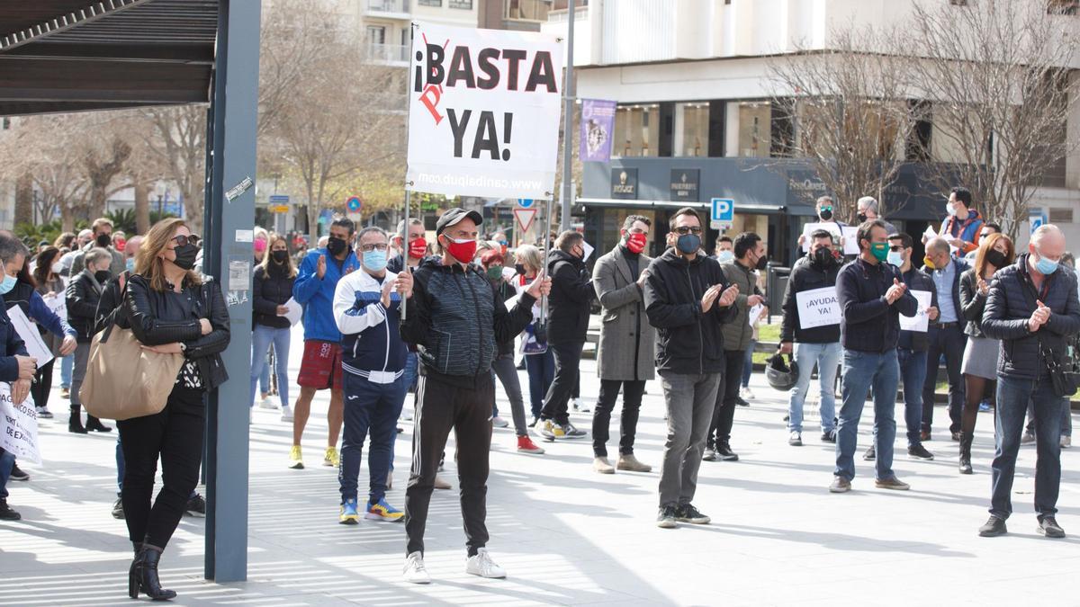 Otro instante de la protesta de esta mañana de hosteleros en Alicante