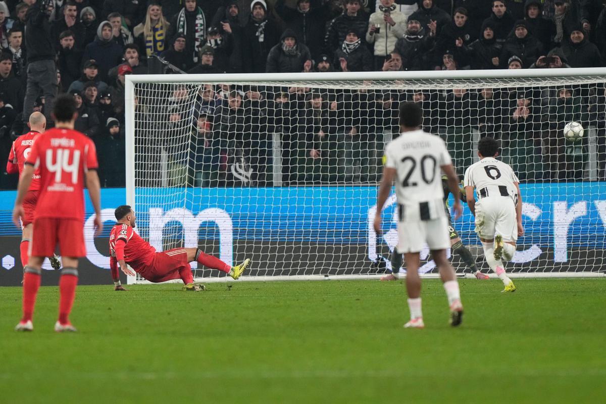 Pavlidis falló un penalti resbalándose al momento de la definición