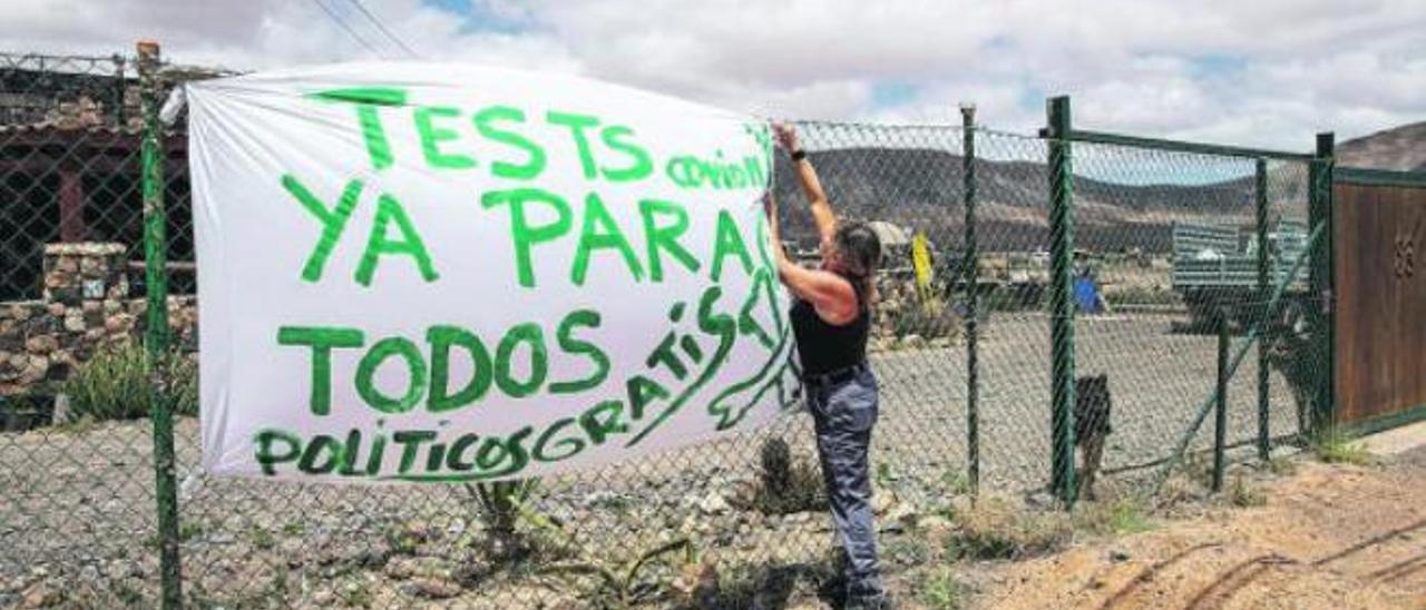 Una iniciativa de una familia de la localidad de Casillas del Ángel, en el municipio de Puerto del Rosario, y que ha sido compartida por una gran parte de la sociedad majorera, ha solicitado a la clase política la realización de tests gratis para detectar el coronavirus. Para hacer visible su demanda colocó en la fachada de su vivienda un cartel con sus reivindicaciones.