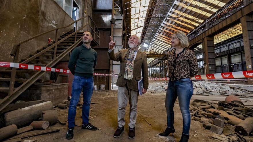 Ángel García, Emilio Llano y Susana Madera, ayer, en el interior de las instalaciones. | Irma Collín