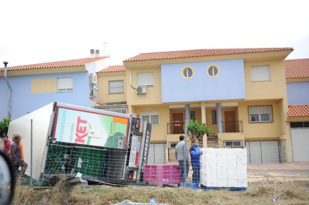 Un tráiler se estrella contra una casa en Librilla