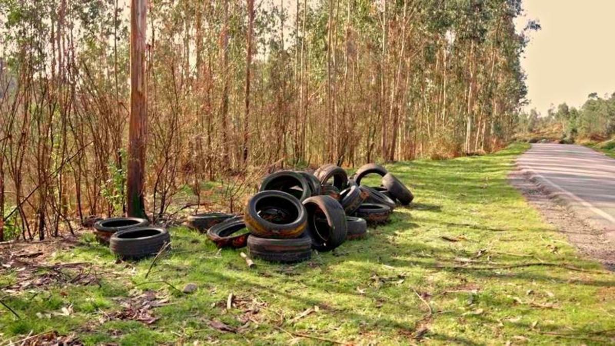 Neumáticos de vehículos abandonados en Ponte Sampaio. |   // BREIKUS