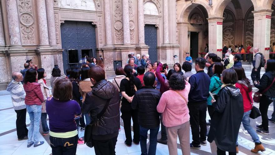 Grup de visitants davant la basílica de Santa Maria