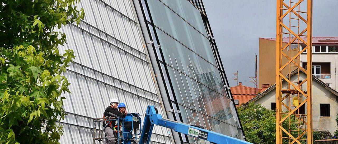 La fachada de la piscina, con los paneles de vidrio. Al lado se colocarán más de un centenar de placas solares.