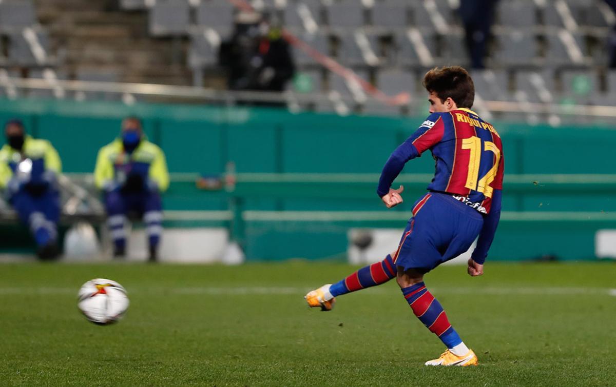 Riqui Puig durante la tanda de penalties de la primera semifinal de la Supercopa de España de fútbol entre la Real Sociedad y el FC Barcelona que se disputa en el Nuevo Arcángel, en Córdoba