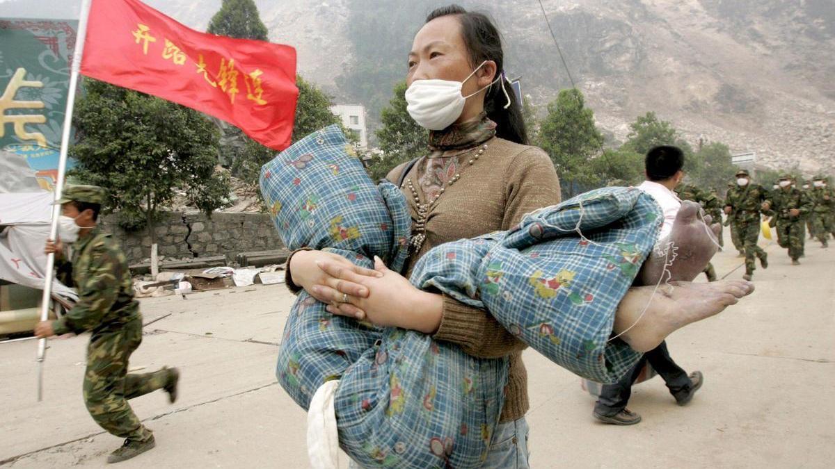 na mujer sostiene a su hijo muerto tras ser rescatado en la ciudad de Beicha, en el epicentro del seísmo del pasado 12 de mayo de 2008, en la provincia de Sichuan, China.