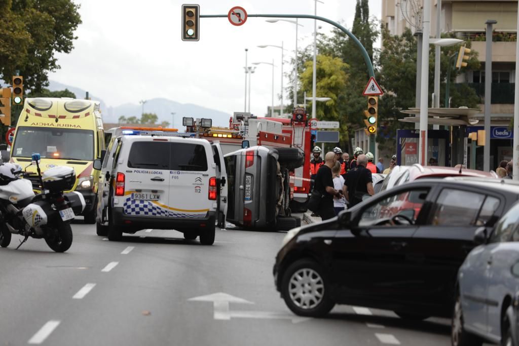 Rescatan al conductor de un coche volcado en la calle Eusebio Estada de Palma