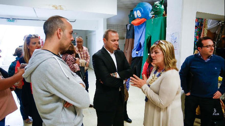 Augusto Hidalgo, en el centro, acompañado por Simón Alejandro e Inmaculada Medina durante su visita al barrio de Guanarteme.