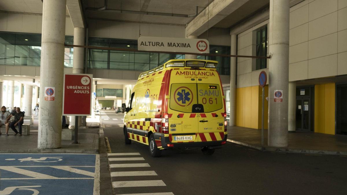 Una ambulancia, en la entrada del hospital de Son Espases.