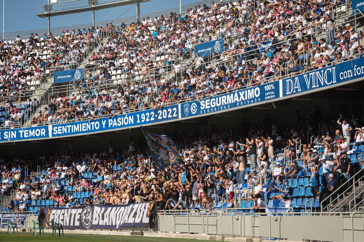 La afición ubicada en la grada Popular del Rodríguez López anima durante el partido.