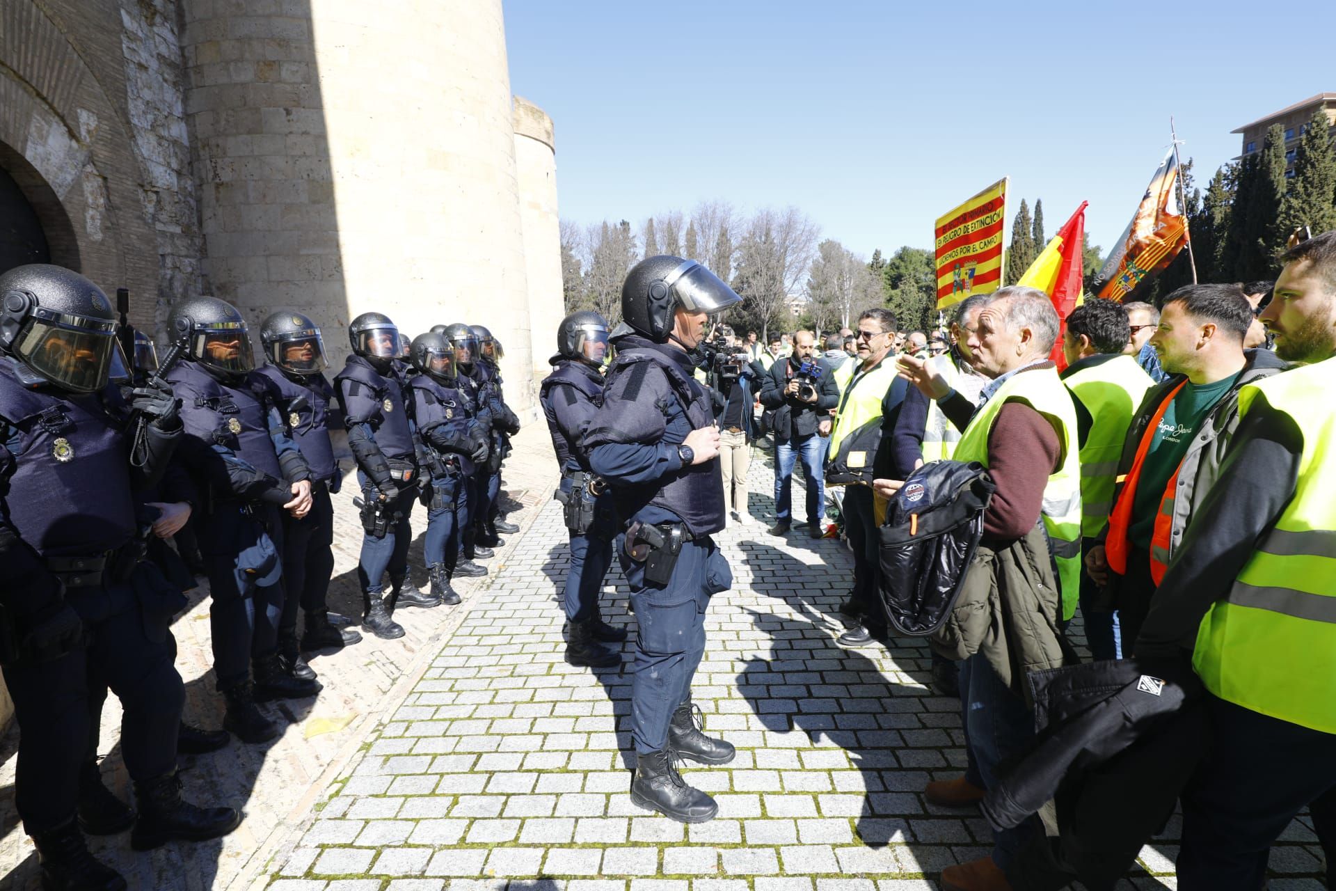 En imágenes | Las protestas de los agricultores llegan a las puertas de La Aljafería