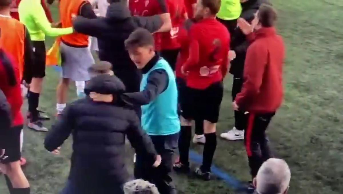 Momento en el que discuten el jugador del Campos y el delegado del Rotlet