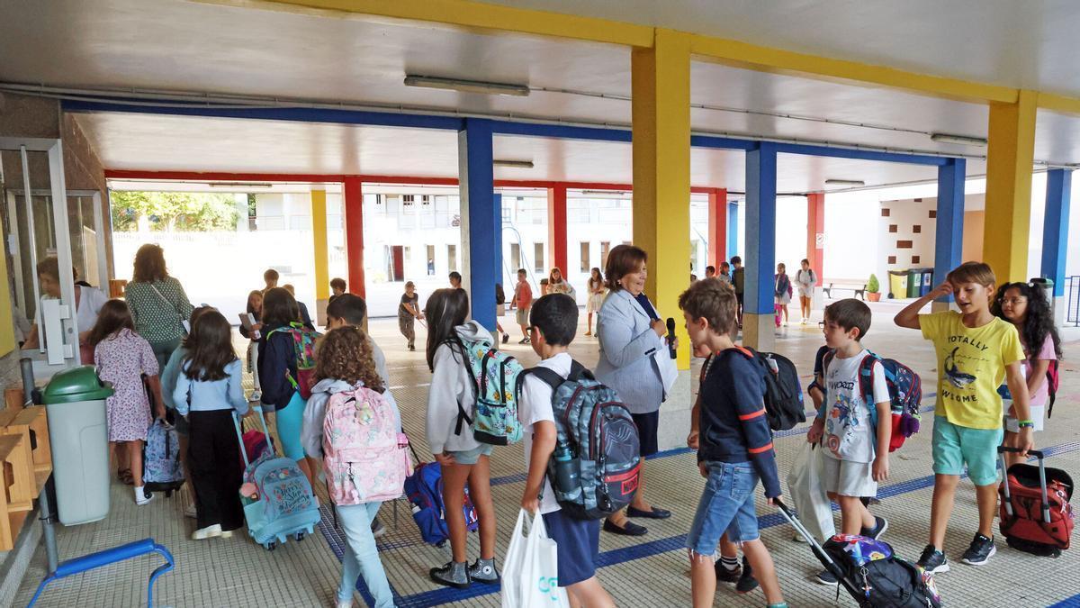 Alumnado entrando en un colegio de Vigo, en foto de archivo.