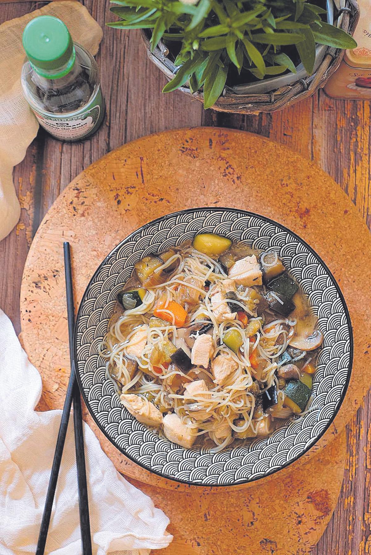 Fideos de arroz con pollo y verduritas