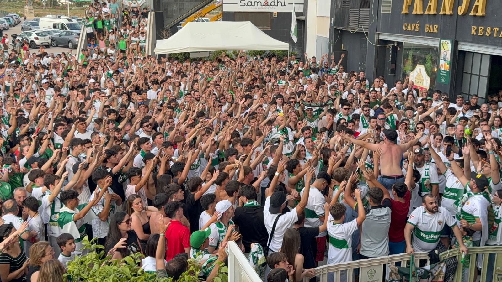El Martínez Valero se llena de aficionados para animar al Elche CF desde la casa franjiverde