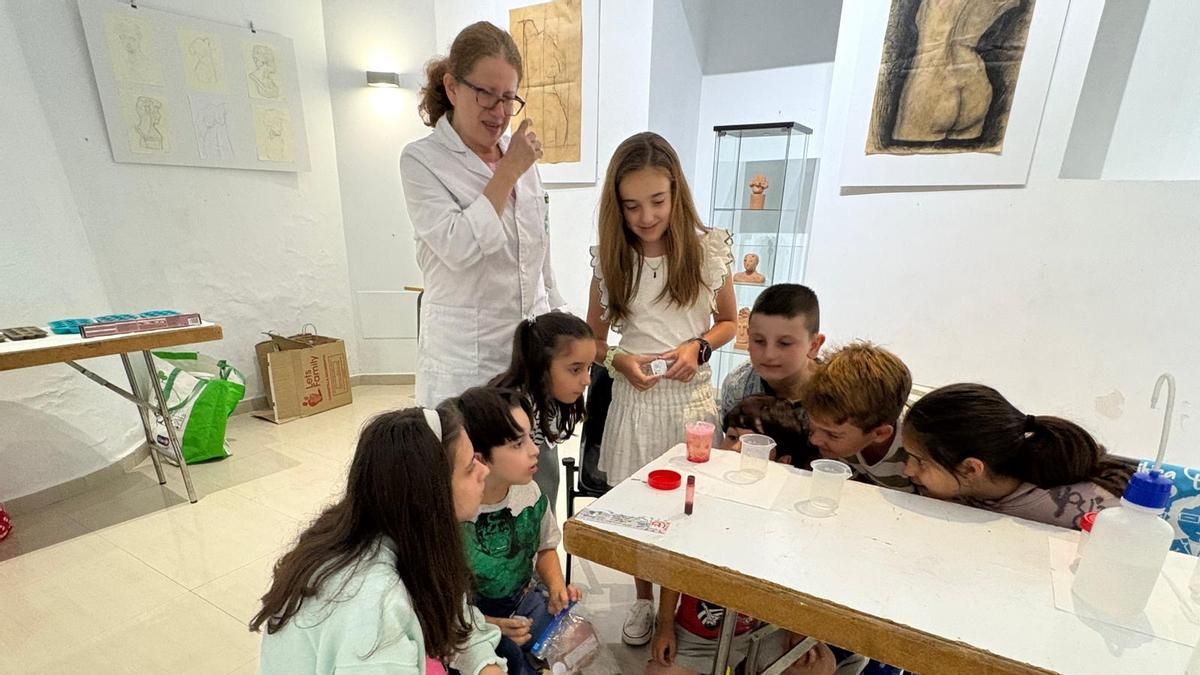 Uno de los talleres infantiles desarrollados en el encuentro Narcea-Tel.