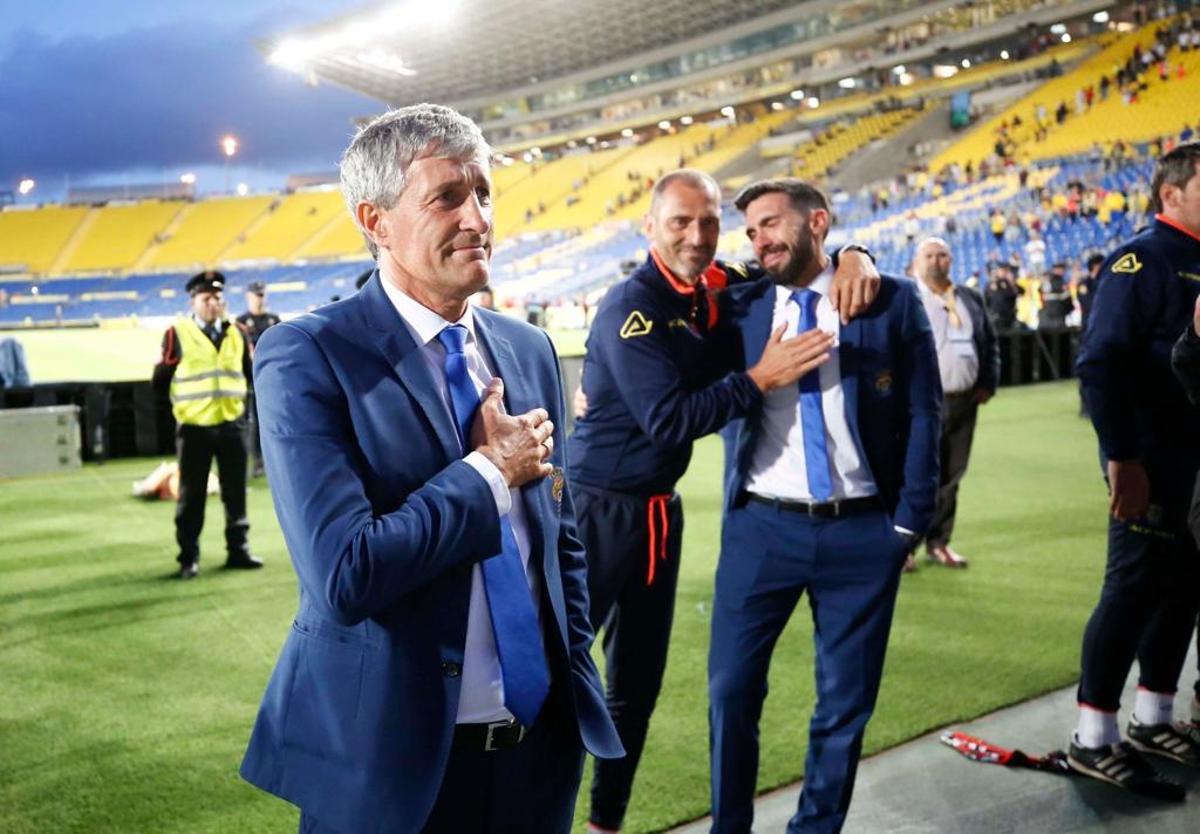 Quique Setién, en primer término, en el Gran Canaria, en mayo del 2017, en el último partido de local de la 16-17.