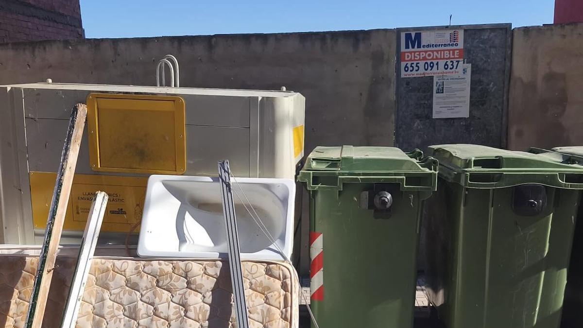 Enseres en la calle sin control-