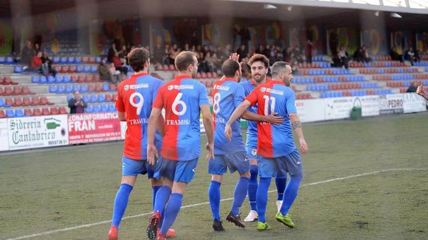 Pablo Acebal recibe las felicitaciones de sus compañeros tras su primer tanto ante L&#039;Entregu.