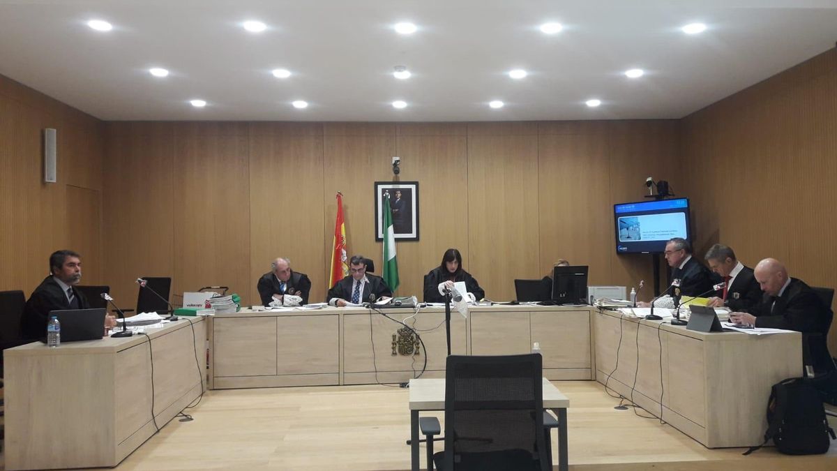 El tribunal, el fiscal y los abogados que participan en el juicio a un acusado de estafar 1,3 millones a un banco, en la primera sesión celebrada este lunes.