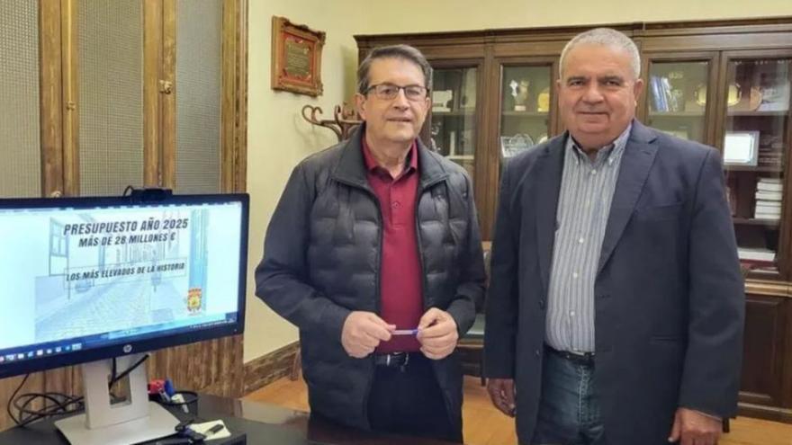 Arturo González (d) y Antonio Manuel Rodríguez, alcalde y concejal de Hacienda, respectivamente.