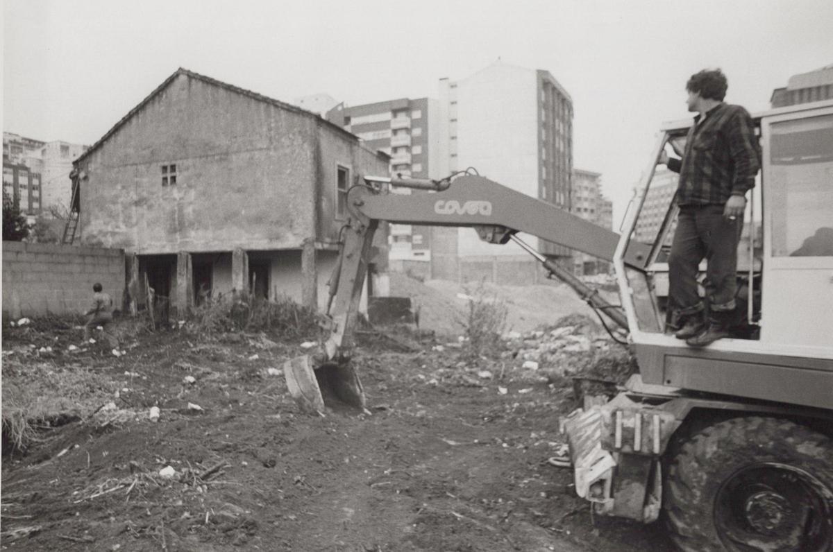 Inicio de las obras de derribo de las viviendas de la calle Jenaro de la Fuente para iniciar su urbanización, en febrero de 1990 Inicio de las obras de derribo de las viviendas de la calle Jenaro de la Fuente para iniciar su urbanización, en febrero de 1990