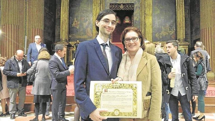 Sevilla reconoce aL JOVEN MONTILLANO Andrés Doncel POR SU expediente ACADÉMICO