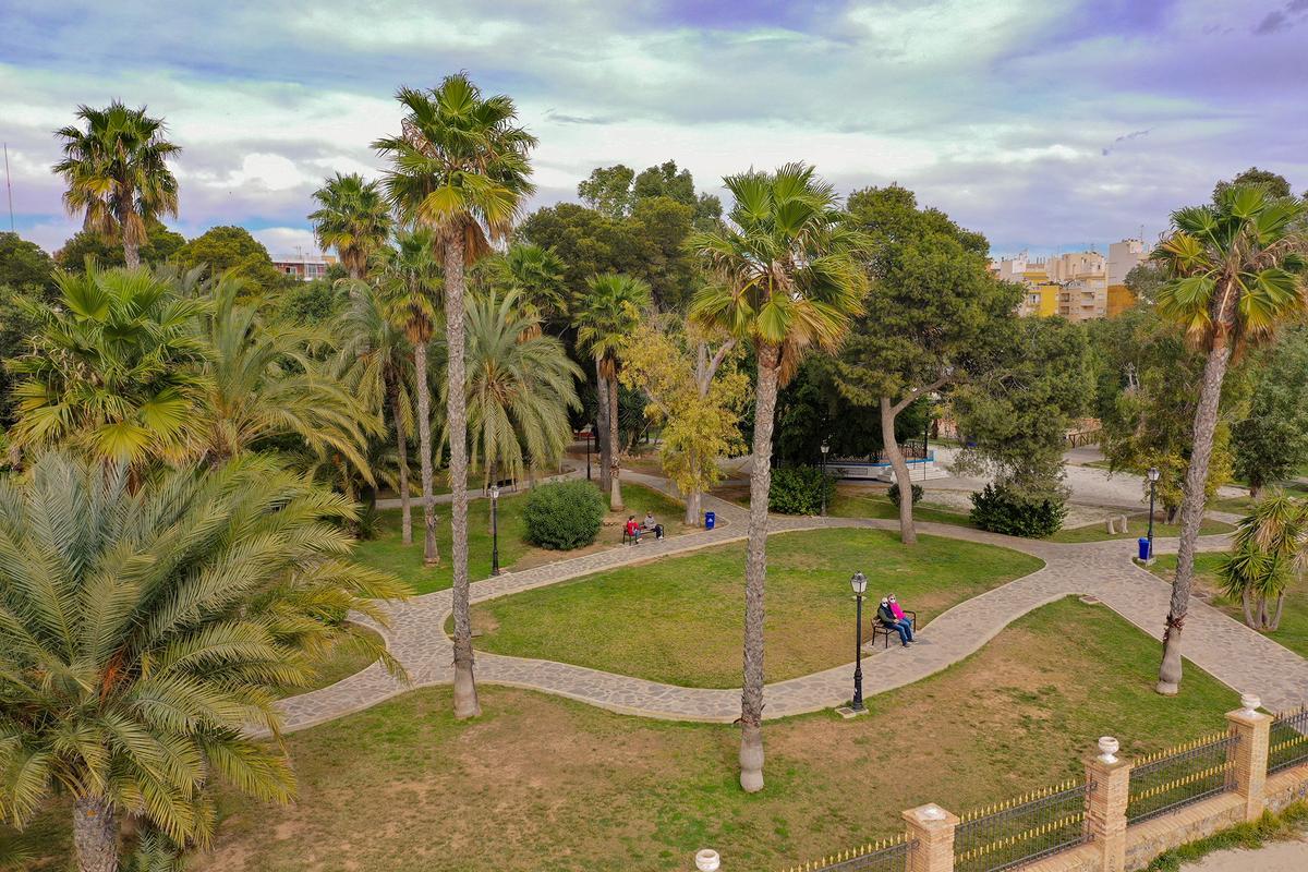 Imagen del parque de Doña Sinforosa con palmeras, pinos y eucaliptus