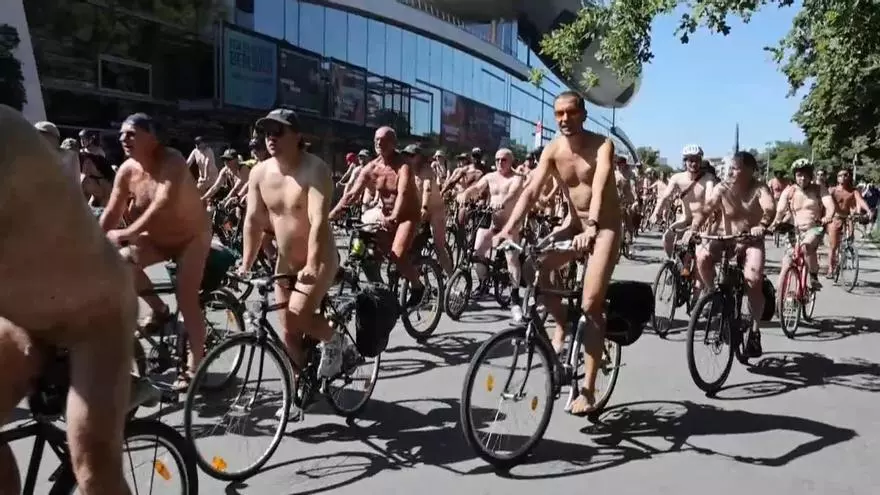 Berlín acoge una nueva marcha ciclista nudista por la tolerancia y el medioambiente
