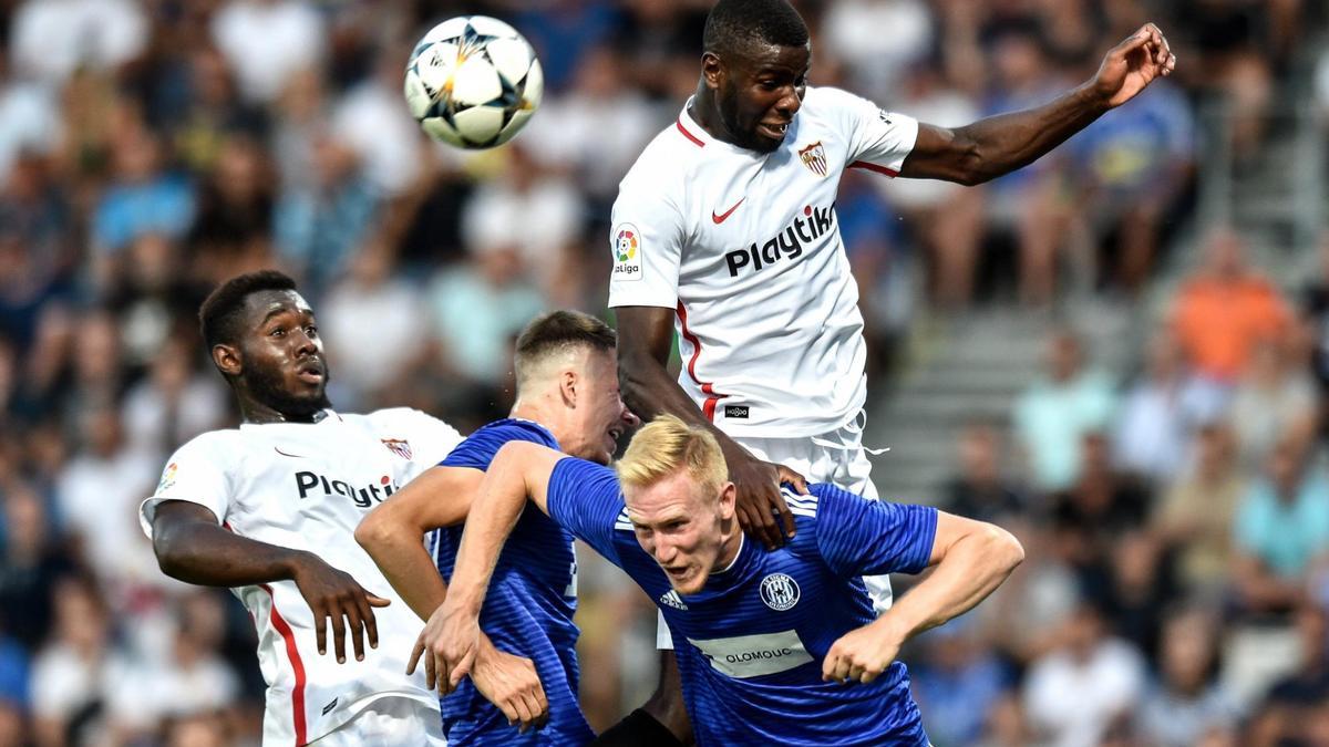 Amadou salta por un balón ante el Sigma Olomouc. / Efe