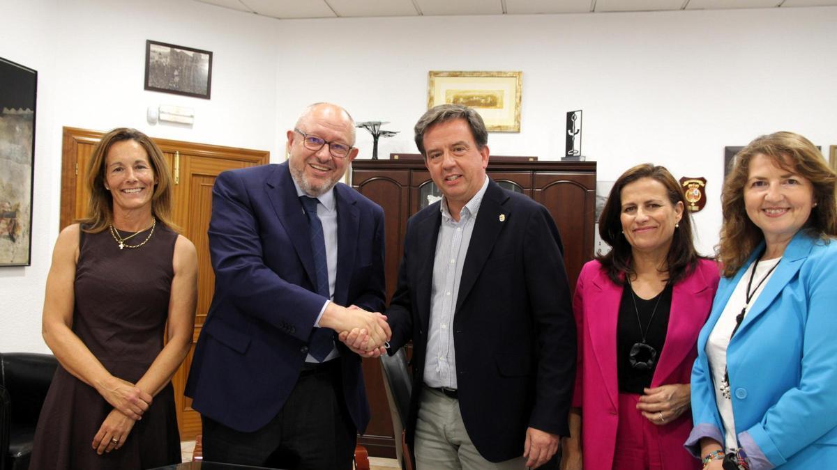 El rector de la Universidad de Córdoba, Manuel Torralbo, y el alcalde de Lucena, Aurelio Fernández, se estrechan la mano tras la firma de la renovación del convenio.