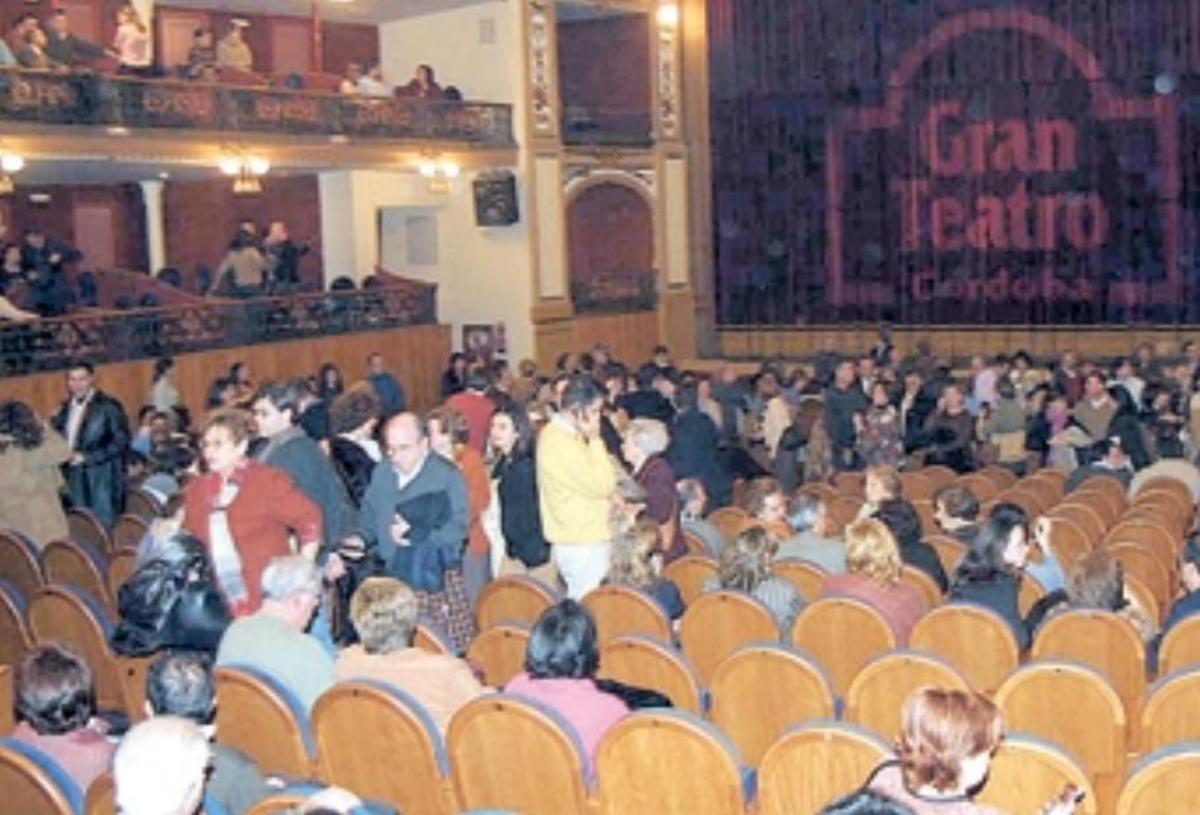 Desalojo del Gran Teatro tras el terremoto.