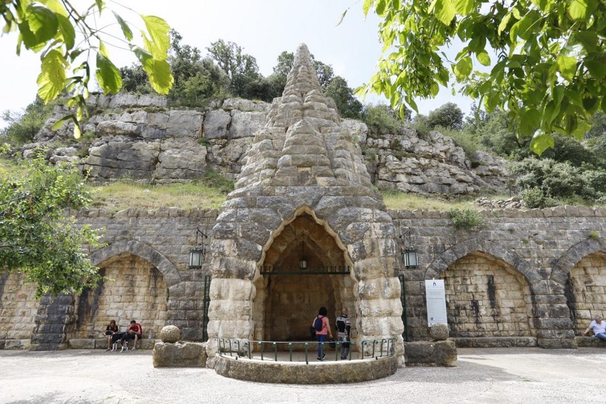 Si hay un punto conocido en Benassal es la Font d’En Segures, manantial de la afamada Agua de Benassal, donde descubrimos el balneario y la planta embotelladora.