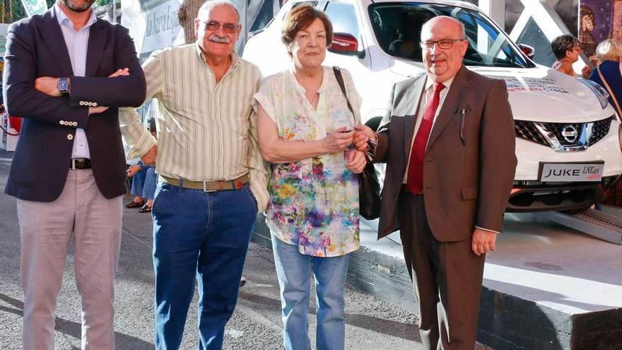 Julia García recoge las llaves de su coche junto a su marido, Carlos Blanco, de la mano de Miguel Ángel González, gerente de Cyasa, y en presencia de Francisco Costales, jefe de Gestión de LA NUEVA ESPAÑA.