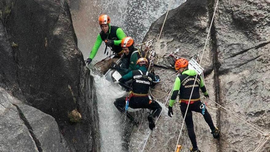 Labores de recuperación del cadáver por parte del GREIM.