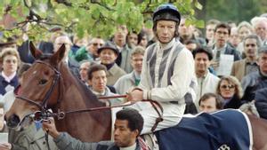 En esta fotografía tomada el 4 de noviembre de 1990, el jinete británico Lester Piggott monta ’Phountzi’.