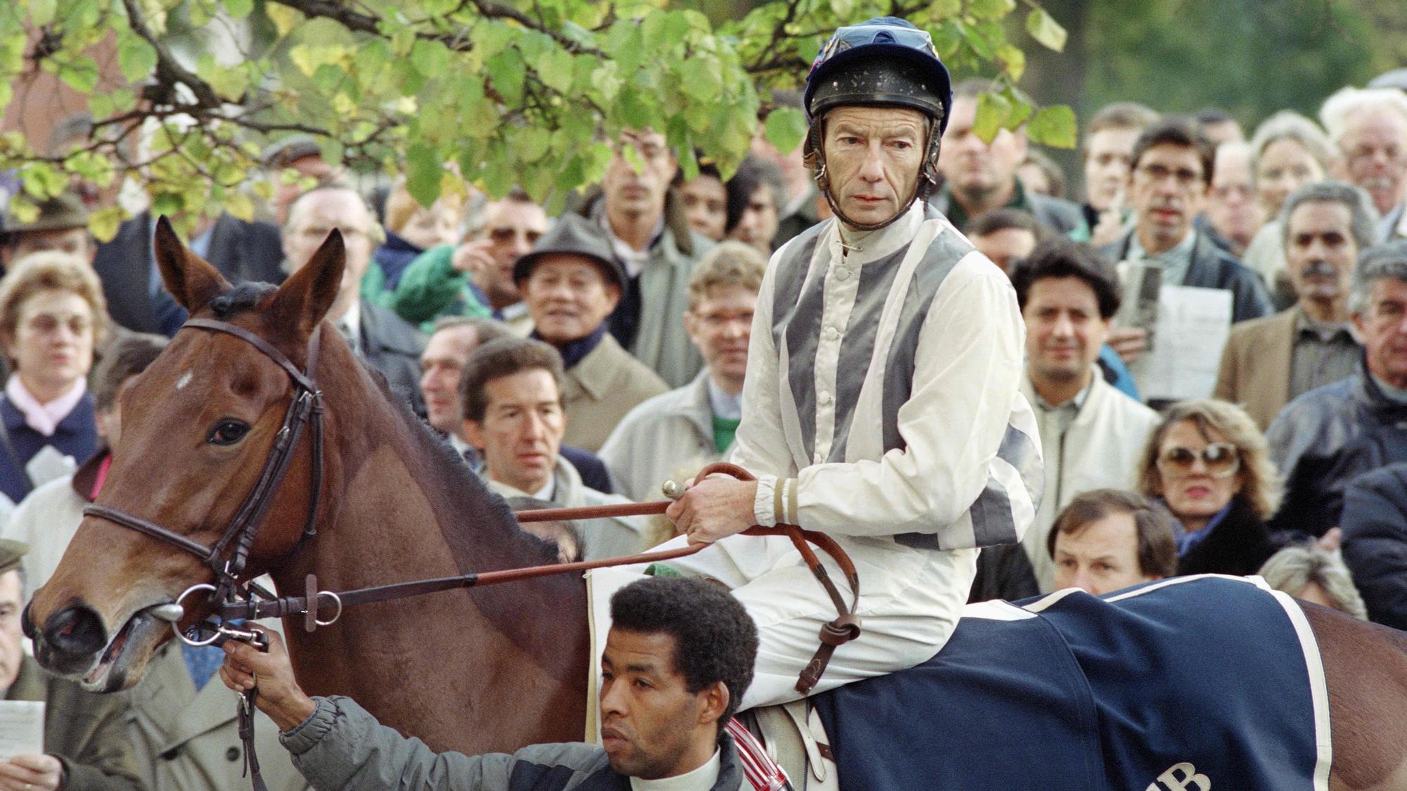 En esta fotografía tomada el 4 de noviembre de 1990, el jinete británico Lester Piggott monta 'Phountzi'